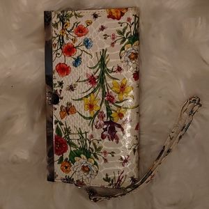 🛍 Free With Purchase Floral Charming Charlie wristlet